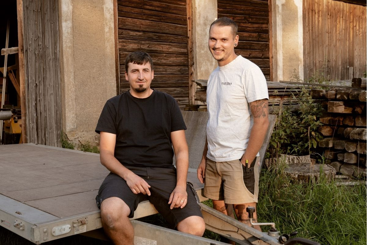 „Zakladatelé tesařství Karpena, specialisté na moderní dřevostavby a tradiční řemeslo.“